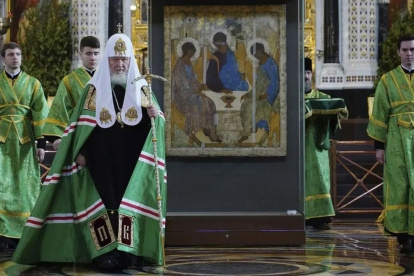 El patriarca Cirilo de Moscú encabeza una liturgia por el Domingo de la Trinidad, en la Catedral de Cristo Salvador, en Moscú