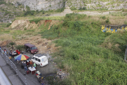 En la zona crece la maleza y, paralelamente, hay negocios informales de todo tipo. El peligro también es otra problemática en este punto de la Perimetral.