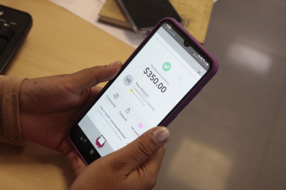 Tecnología.- Una persona realiza una transferencia de dinero virtualmente.