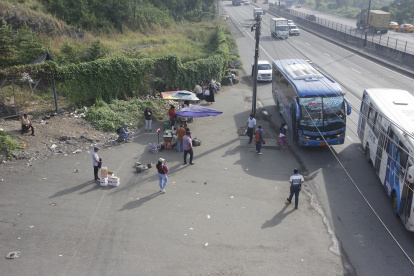 A diario, decenas de usuarios aterrizan al punto para ir hacia la Península. Ahí también se estacionan cooperativas que van hacia la costa.