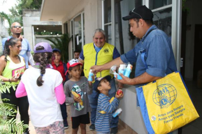 Los menores recibieron charlas y alimentación por las autoridades participantes