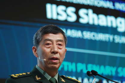 Singapore (Singapore), 03/06/2023.- Chinese State Councilor and Minister of National Defence General Li Shangfu delivers his speech during a plenary session of the International Institute for Strategic Studies (IISS) Shangri-la Dialogue at the Shangri-la hotel in Singapore, 04 June 2023. Defense ministers and officials from 41 countries are gathered in the city state for the IISS Shangri-la Dialogue, an annual high level defence summit in the Asia Pacific region. (Singapur, Singapur) EFE/EPA/HOW HWEE YOUNG