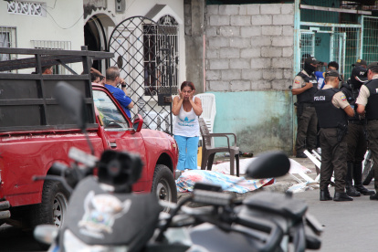 Los cuerpos de dos de los fallecidos quedaron tendidos en el portal de una casa.
