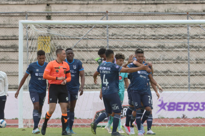 Aron Rodríguez (d) fue el autor del tanto de la victoria ante Cumbayá.