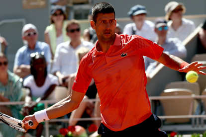 Paris (France), 04/06/2023.- Novak Djokovic of Serbia plays Juan Pablo Varillas of Peru in their Men"s Singles fourth round match during the French Open Grand Slam tennis tournament at Roland Garros in Paris, France, 04 June 2023. (Tenis, Abierto, Francia) EFE/EPA/MOHAMMED BADRA