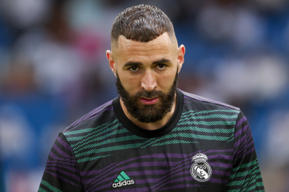 El delantero francés del Real Madrid Karim Benzema en el calentamiento previo al inici del partido de la última jornada de Liga que el Real Madrid y el Athletic disputan este domingo en el estadio Santiago Bernabéu de la capital. EFE/Daniel Gonzalez