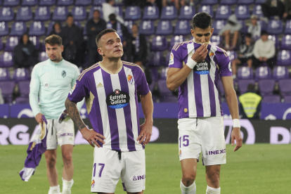 VALLADOLID, 04/06/2023.- Los jugadores del Valladolid, Roque Mesa (i) y el marroquí Jawad El Yamiq, tras descender a Segunda División a la finalización del encuentro correspondiente a la última jornada que han disputado hoy domingo frente al Getafe en el estadio José Zorrilla, en la capital pucelana. EFE / R. García.