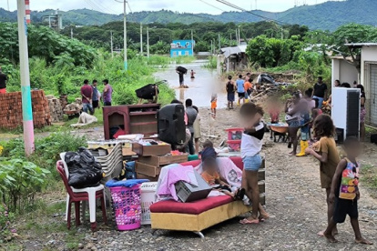 El temporal y el desborde del río ha dejado a varias familias damnificadas.