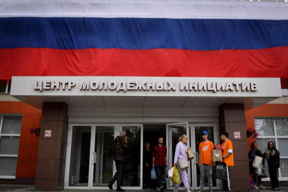 Las personas evacuadas de la región de Belgorod, fronteriza con Ucrania, reciben ayuda humanitaria