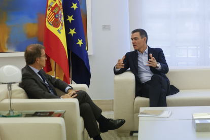 El presidente del Gobierno, Pedro Sánchez, con el líder del PP, Alberto Núñez Feijóo, en La Moncloa / archivo.