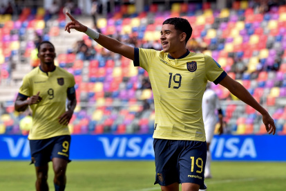 Con 16 años, Kendry Páez (d) disputó el Mundial sub-20, con la selección de Ecuador