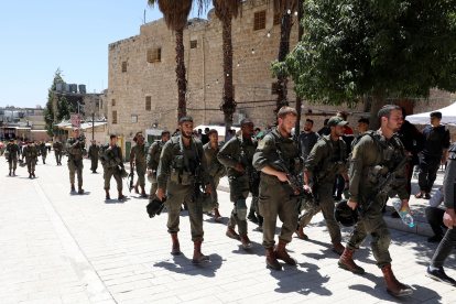 Soldados israelíes patrullan por Hebrón en abril de 2022.