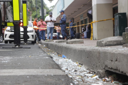 La zona fue acordonada para realizar la limpieza en la calzada. Bomberos acudieron al sitio