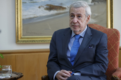 Fotografía de archivo en la que se registró al ministro de Relaciones Exteriores de Chile, Alberto Van Klaveren, durante una entrevista con