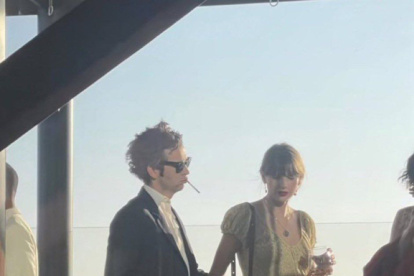 Matty Healy y Taylor Swift en una de sus salidas, capturados por los paparazzis.
