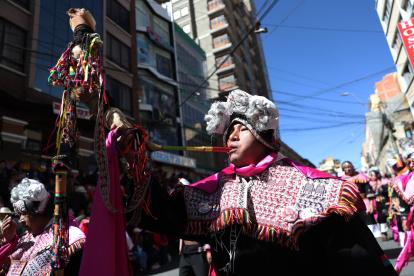 Un hombre toca un cuerno de toro durante su interpretación de la danza "Pujllay" durante la entrada de Jesús del Gran Poder, en La Paz (Bolivia).
