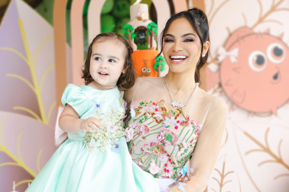 Fotografía cedida por Pina Records donde aparece la cantante y empresaria Natti Natasha junto a su hija, Vida Isabelle.