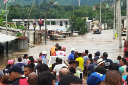Fotografía cedida por la Fuerza de Tarea Conjunta de las Fuerzas Armas del Ecuador de una inundación en Esmeraldas (Ecuador).