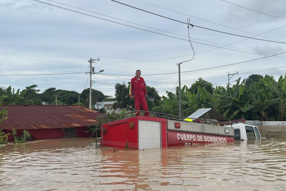 Fotografía cedida por la Fuerza de Tarea Conjunta de las Fuerzas Armas del Ecuador de una inundación en Esmeraldas (Ecuador).