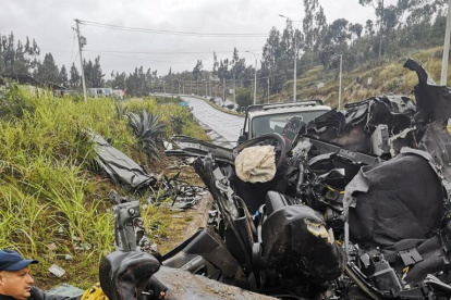 Ambato. Agentes de Tránsito recogen los restos del automóvil chocado.