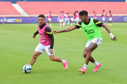 Alexander Alvarado (i) será titular en el ataque albo ante Botafogo.