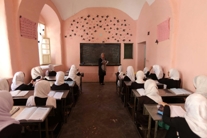 Niñas afganas atienden en una clase en Herat (Afganistán) en una foto de archivo.