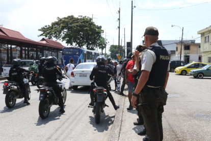 Resguardo. Un grupo de policías seguía la ruta de la caravana.