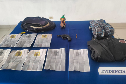 Evidencia. En poder de los detenidos se hallaron panfletos extorsivos.