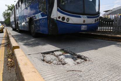 1. Deterioro. Entre las paradas la Pradera y la Cuba están los daños más graves que ha sufrido la    calzada.