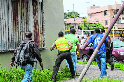 Acción. Policías, varios vestidos de civil, ejecutan un operativo en una zona del suburbio de Guayaquil.