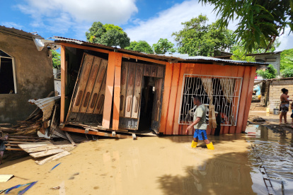 Una vivienda entera fue arrastrada más de 10 metros en el barrio 50 Casas. Los moradores trataban de recoger las cosas.