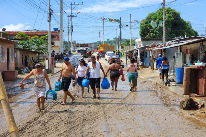 Familias recibieron ayudas estatales y de grupos que se acercaron a brindar víveres en las zonas afectadas