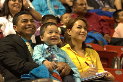 Reunión.- Una familia disfruta de un programa de la Asamblea de los testigos de Jehová.