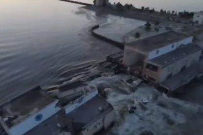 Una imagen tomada de un vídeo muestra los daños en la represa del río Dnieper, en Ucrania.