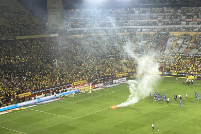 Hinchas de Barcelona arrojaron bengalas al terreno de juego tras perder el Clásico.