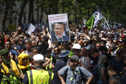 Manifestantes sostienen una imagen del presidente Emmanuel Macron durante protestas en París contra la reforma a las pensiones que impulsa el Ejecutivo.