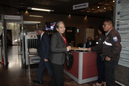 Diligencia. Patricia Ochoa, viuda de Gabela, asistió a la Fiscalía para escuchar la versión.