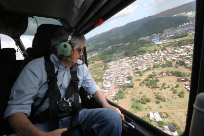 Fotografía cedida por Presidencia de Ecuador que muestra al presidente ecuatoriano, Guillermo Lasso, mientras realiza un sobrevuelo hoy por las áreas afectadas en la provincia de Esmeraldas (Ecuador).