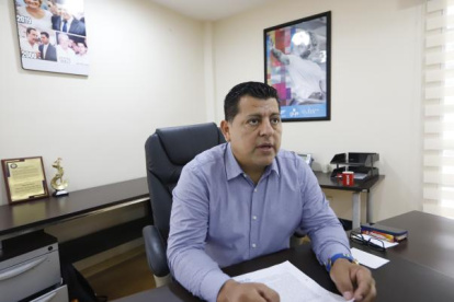 Cargo. Es abogado de profesión y experto en derecho procesal, sus funciones serán evitar los asentamientos igrregulares y erradicar el tráfico de tierras