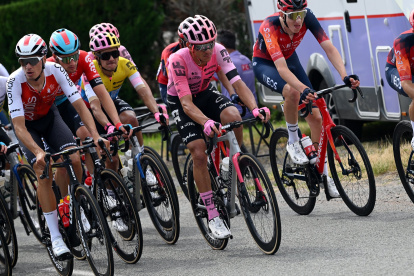 Richard Carapaz (c) durante la tercera jornada del Critérium del Dauphiné.