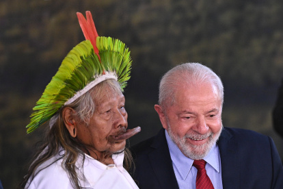 El presidente de Brasil Luiz Inácio Lula da Silva (d) posa con el líder indígena Raoni Metuktire en una ceremonia por el Día Mundial del Medio Ambiente.