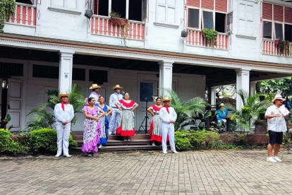 Una de las actuaciones recientes del Retrovador, en el Parque Histórico de Guayaquil.