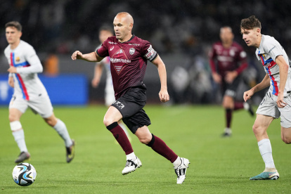 Andres Iniesta (c) durante el amistoso ante el Barcelona que marcó su despedida del cuadro japonés.