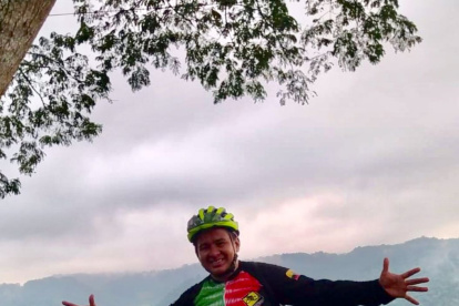 El niño Mathius Gutiérrez junto a su padre tras una ruta.