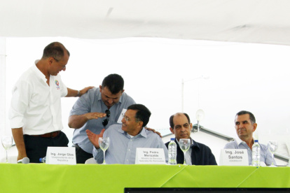 Manabí. Pedro Merizalde (sentado en el centro) junto con Jorge Glas y José Conceicao Santos, exrepresentante de Odebrecht, en un evento sobre la Refinería del Pacífico, en 2013.