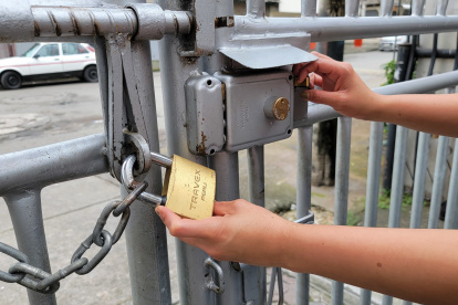 Más de 30 personas llegan a tener una copia de la llave del candado y de la cerradura de cada puerta que hay en una peatonal, por lo general son una al ingreso y otra a la salida.