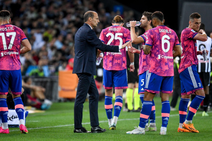 Udine (Italy), 04/06/2023.- Juventus"s Head Coach Massimiliano Allegri (C) talks to players during the Italian Serie A soccer match between Udinese Calcio and Juventus FC in Udine, Italy, 04 June 2023. (Italia) EFE/EPA/ETTORE GRIFFONI