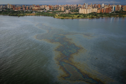 Fotografía aérea de una mancha de petróleo sobre el lago de Maracaibo, (Venezuela), difundida el lunes lunes 5 de junio.