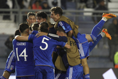 AMDEP3140. SAN JUAN (ARGENTINA), 03/06/2023.- Jugadores de Italia celebran hoy, al final de un partido de los cuartos de final de la Copa Mundial de Fútbol sub-20 entre Colombia y Italia en el estadio Bicentenario en San Juan (Argentina). EFE/ Marcos Urisa