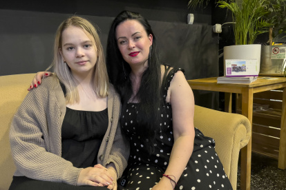 Pistas. La ucraniana Yaroslava Afanasenko (d) y su hija viven en Madrid.